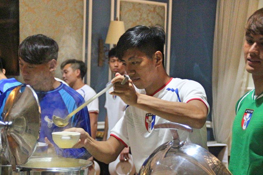 足球》中华男足高规格待遇 教练团提供菜单专