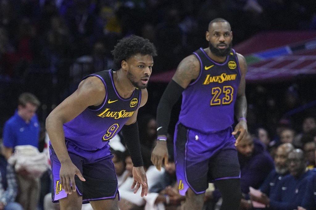 NBA》詹皇之子布朗尼坦承新秀賽季壓力爆表　與父親詹姆斯同隊備受煎熬