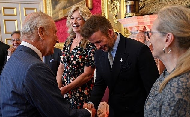 足球》從曼聯7號到大衛爵士！　貝克漢在爭議聲中獲英王授勳